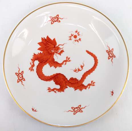 Meissen-Platte, Ming Drache in Korallenrot mit Goldrand, Jubiläumsmarke 1710-1960 mit 2 Schleifstrichen, Dm. 30,5 cm - фото 1