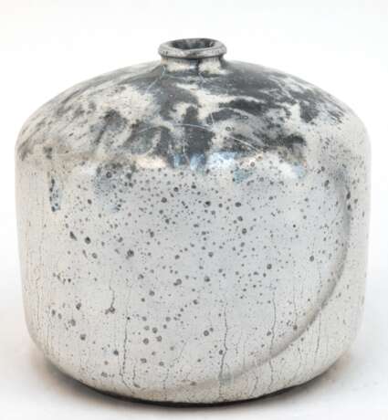 Vase, Keramik, Otto Meier Worpswede, Bodenmarke "OM", weiß/graue Glasur, zylindrische Wandung, kleine Öffnung, H. 16,5 cm - photo 1