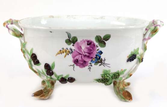 Meissen-Terrine, 18. Jh,. oval, auf 4 gebogenen Astfüßen, die in seitliche Henkel übergehen, plastisch aufgelegter Obst- und Blattdekor, polychrom bemalt, beidseitig bunte Blumenmalerei, mehrere Bestoßungen und Glasurfeh… - фото 1