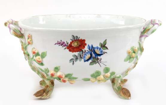 Meissen-Terrine, 18. Jh,. oval, auf 4 gebogenen Astfüßen, die in seitliche Henkel übergehen, plastisch aufgelegter Obst- und Blattdekor, polychrom bemalt, beidseitig bunte Blumenmalerei, mehrere Bestoßungen und Glasurfeh… - фото 2