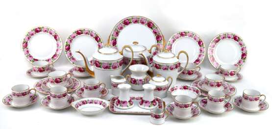 Service, Royal Limoges, Rose de Paris, bestehend aus 3 diversen Kannen, H. 18 cm, 20 cm u. 17 cm, 2 div. Sahnekännchen, 1 Zuckerdose, 6 Kaffeetassen mit UT, 6 Teetassen mit UT, 6 Kuchentellern Dm. 20 cm, Tortenplatte Dm… - фото 1