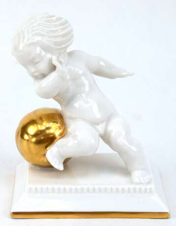 Figur "Putto als Fußballspieler", Hutschenreuther, Entwurf Karl Tutter, weiß glasiert mit Goldstaffage, 2 Finger fehlen, H. 14,5 cm - Foto 1