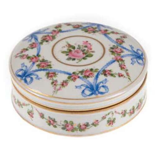 Deckeldose, Plaue, polychrome Malerei in Form Rosenfeston, Schleifen und Goldstaffage, H. 4 cm, Dm. 10,5 cm - Foto 1