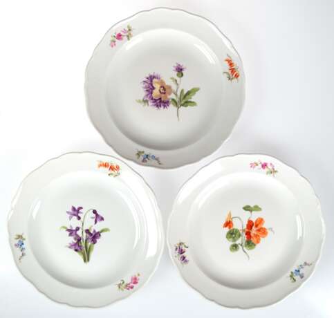 3 Meissen-Kuchenteller, Ende 19. Jh., Bunte Blume 1, Neuer Ausschnitt, Schwerter mit 2 Schleifstrichen, Dm. 21 cm - photo 1