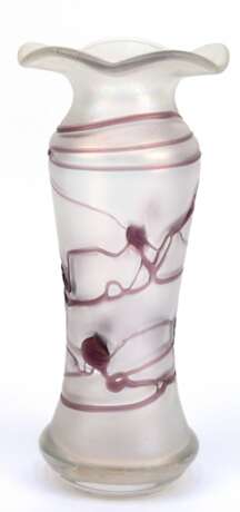 Vase mit ausgestelltem Rand, Poschinger, Frauenau, farbloses Glas mit aufgelegten violetten Glasfäden, lüstrierende Oberfläche, ausgeschliffener Abriß, H. 25,5 cm - photo 1