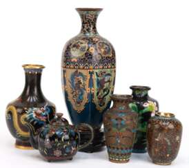 6 Cloisonné-Objekte, Ende 19. Jh./Anfang 20. Jh., dabei 5 Vasen (1x auf Holzsockel) und 1 Kännchen, H. 8,5 cm bis 25 cm