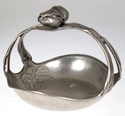 Jugendstil-Henkelschale, Zinn, Engelsmarke, Schale mit Blütenrelief, durchbrochener Henkel mit 2 plastischen Tulpenblüten besetzt, H. 18 cm, Dm. 23,5 cm - photo 1