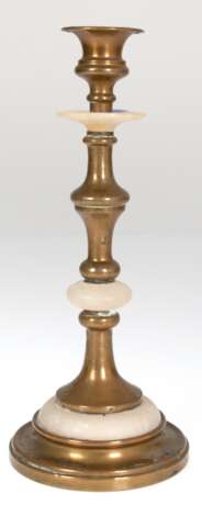 Biedermeier-Leuchter, 1-kerzig, Messing mit 3 zwischengesetzten Alabaster-Gliedern, davon die Tropfschale mit Riß und best., Gebrauchspuren, H. 26 cm - Foto 1