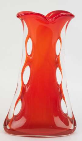 Große Murano-Vase, farbloses Glas mit orangeroten Einschmelzungen, abgeflachte Form, seitlich durchbrochen, H. 34 cm - фото 1