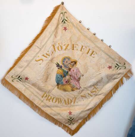 Zunftflagge, Polen "Metzger von Wyrzysk 1901-1927", feine Stickerei auf Damaststoff, vorderseitig Darstellung "Lamm" auf rotem Stoff, rückseitig "Hl. Josef mit Jesuskind und Lilienzweig"gelb… - Foto 2