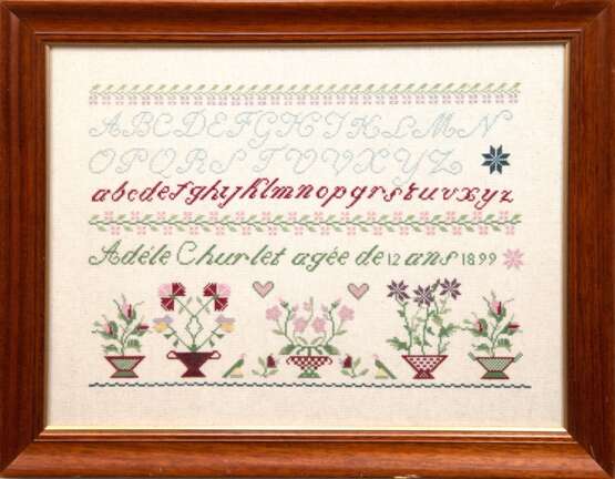 Stickmustertuch von Adléle Churlet, dat. 1899, ABC und florale Motive im Kreuzstich, ca. 42x56 cm, hinter Glas im Rahmen - photo 1