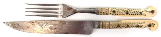 Orientalisches Besteck, 2-teilig, bestehend aus Messer und Gabel, beinfarbener Griff mit Messing-Einlagen, ziselierte Metall-Klinge, Gebrauchspuren, L. 17,7 cm und 21,5 cm - photo 1