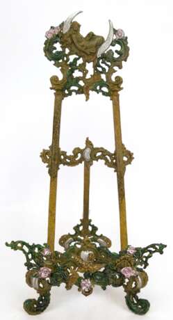 Tischstaffelei im Jugendstil, Gußeisen, farbig gefaßt, mit floralem und figürlichem Dekor, H. 58 cm - photo 1