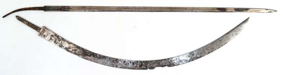 2 Degen-Klingen, um 1850 und 1900, Eisen, 1x gebogen (def.), L. ca. 80 cm und mit 2 Rillen, L. 86 cm, stark korrodiert - photo 1