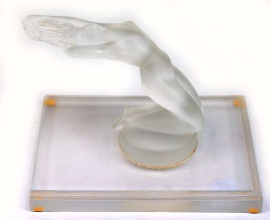 Figur "Kniender weiblicher Akt", Lalique France, satiniertes Glas , auf rechteckiger Plinthe, ges,14,5x19,5x15 cm - photo 1