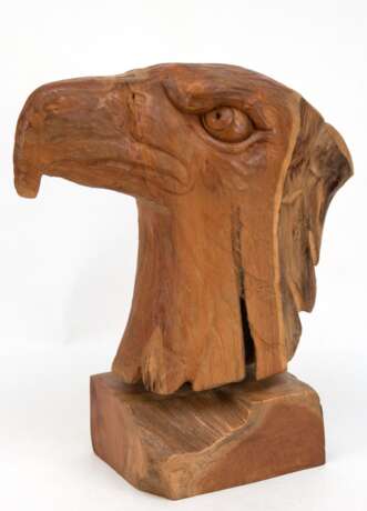 Skulptur "Adlerkopf", Holz geschnitzt, auf Holzsockel, Ges.-H. 42 cm - photo 1