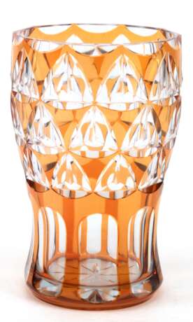 Jugendstil-Vase, Haida um 1910, farbloses Glas mit orangerotem Überfang und ornamentalem Dekorschliff, Boden mit Sternschliff, H. 18,5 cm - photo 1