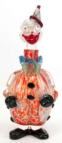 Clown-Karaffe, Murano, farbloses Glas mit farbigen Einschmelzungen und weißem Innenfang, eingeschliffener Stopfen in Form eines Clownkopfes mit Hut, Ges.-H. 35 cm - photo 1