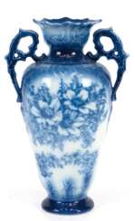 Vase mit 2 Henkeln, Amphorenform, blau-weißes Blumendekor, Bodenmarke, H. 34 cm