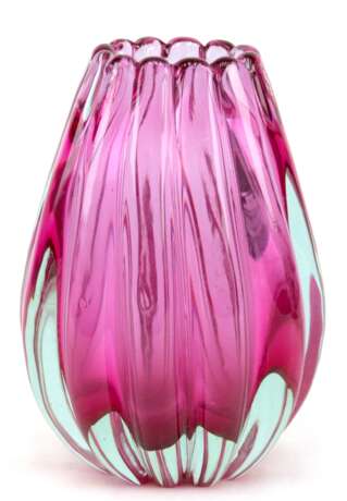 Murano-Vase, farbloses Glas mit altrosa Innenfang, vertikal gerippte, gebauchte Form, H. 16,5 cm - Foto 1