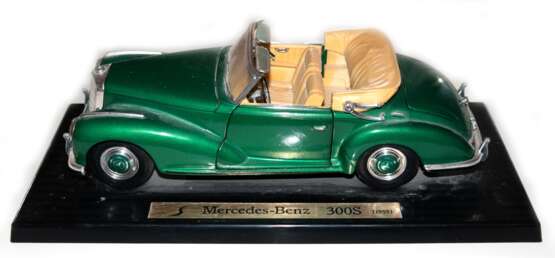 Fahrzeugmodell "Mercedes-Benz 300 S (1955)", Maßstab 1.18, Kunststoff/Metall, kleine Teile fehlen bzw. defekt, L. 25,5 cm, auf Kunststoffplinthe mit Beschriftung - фото 1