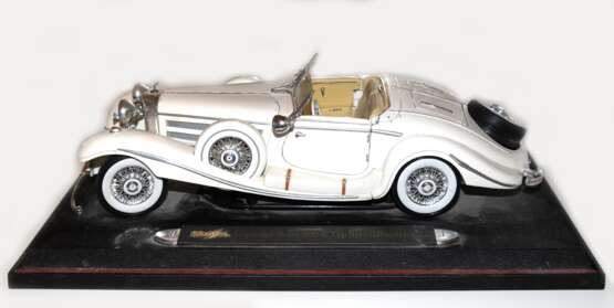 Fahrzeugmodell "Mercedes-Benz 500 K Typ Specialaroadster (1936) ", Maßstab 1:18, Kunststoff/Metall, kleine Teile fehlen bzw. defekt, L.28 cm, auf Kunststoffplinthe mit Beschriftung - Foto 1