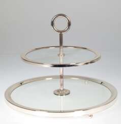 Etagere, 2 Glasplatten mit versilbertem Rand und mittiger Handhabe, auf 3 Kugelfüßen, H. 26 cm, Dm. 32 cm und 22 cm