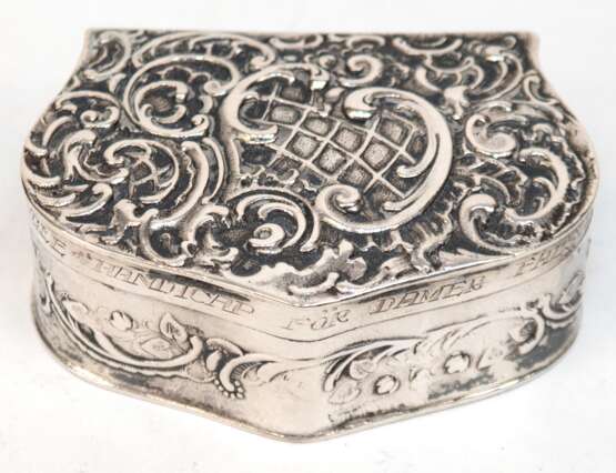 Kleine Dose, 830er Silber, Schweden, innen vergoldet, ornamental und floral Relief, Widmungsgravur dat. 1928, Gew. 50 g, 2x6x4 cm - photo 1