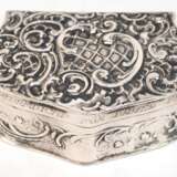 Kleine Dose, 830er Silber, Schweden, innen vergoldet, ornamental und floral Relief, Widmungsgravur dat. 1928, Gew. 50 g, 2x6x4 cm - photo 1