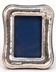 Kleiner Fotoahmen, 925er Silber, mit Hammerschlag- und Schleifendekor, ges. 6,8x5,4 cm