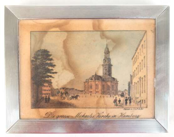 Kasten, 925er Silber, mit Holz ausgekleidet, im Deckel mit Rillendekor historische Ansicht hinter Glas "Die grosse Michaelis Kirche in Hamburg" (wasserfleckig), 3x13,5x10,5 cm - Foto 1