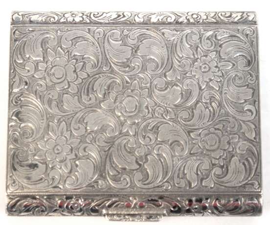 Etui, 925er Silber, vollflächiger Blumen- und Akanthusblattdekor, innen Namensgravur, 92 g, 7,6x6,4x1,0 cm - photo 1