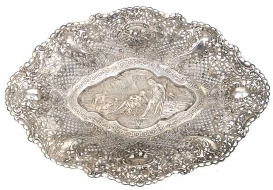 Große Durchbruchschale, oval, 800er Silber, in floral und ornamental durchbrochene Wandung 2 reliefierte Medaillons mit Puttenszenen, vierpaßförmiger Spiegel mit reliefierter amouröser Schäferszene, gewellter Rand 1x ge… - фото 1