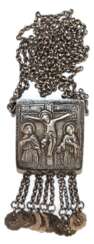 Reise-Ikone als Kette &amp;quot;Christi Kreuzigung&amp;quot;, Silber (gepr.), Ende 18. Jh., reliefierte und ziselierte Ikone hohl, mit Schiebedeckel, 10 anhängende Kettchen mit Blütenplättchen, an doppelter Kette, Ges.-G…