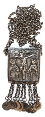 Reise-Ikone als Kette "Christi Kreuzigung", Silber (gepr.), Ende 18. Jh., reliefierte und ziselierte Ikone hohl, mit Schiebedeckel, 10 anhängende Kettchen mit Blütenplättchen, an doppelter Kette, Ges.-G… - фото 1