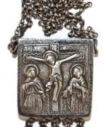 Übersicht. Reise-Ikone als Kette &amp;quot;Christi Kreuzigung&amp;quot;, Silber (gepr.), Ende 18. Jh., reliefierte und ziselierte Ikone hohl, mit Schiebedeckel, 10 anhängende Kettchen mit Blütenplättchen, an doppelter Kette, Ges.-G…