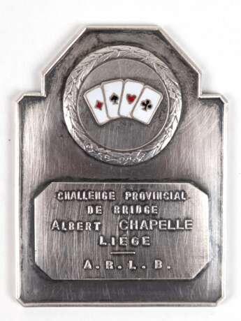 Auszeichnung "Challenge Provincial de Brigde Albert Chapelle Liége", 900er Silber, mit emaillierten Spielkarten, ges. 85 g, 6,8x5 cm - Foto 1