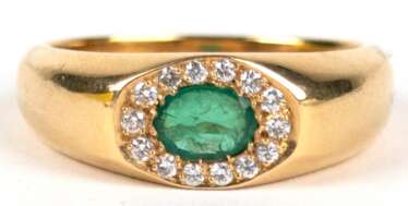 Ring, 750er GG, in gemuldeter massiver Schiene oval facettierter Smaragd, eingerahmt von 14 Diamanten, ges. 8,9 g, RG 56