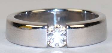 Brillant-Ring, 750er WG, mit Solitär W/P1 von 0,5 ct., punziert, ges. 10,1 g, RG 58,5