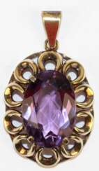 Anhänger um ca. 1940/ 50, 585er GG, ca. 3,9 g, oval facettierter Amethyst, ca. 1,6 x 1,1 cm, Größe mit Öse und Fassung ca. 3,3 x 1,9 cm