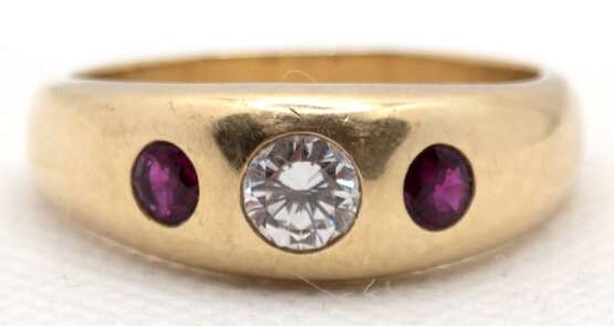 Brillant-Bandring, 585er GG, zetraler Brillant 0,7 ct., vsi, sowie 2 Rubine, 12,3 g, RG 69 - Foto 1