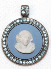 Anhänger, 925er Silber, wohl &quot;Wedgewood“, mit Porzellan-Kamee, England, Durchmesser ca. 2,6 cm, aquamarinfarbener Steinbesatz