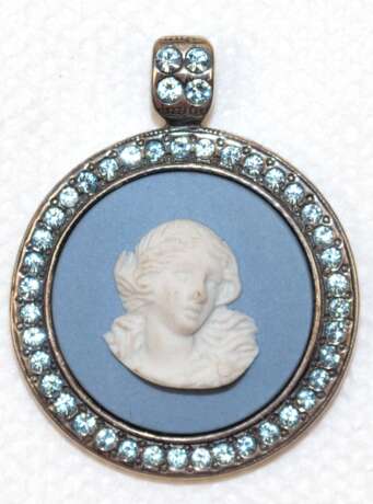 Anhänger, 925er Silber, wohl "Wedgewood“, mit Porzellan-Kamee, England, Durchmesser ca. 2,6 cm, aquamarinfarbener Steinbesatz - Foto 1