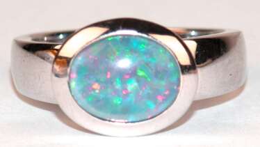 Opal-Ring, 585er WG, mit Opaltriplette in querovaler Zargenfassung, ges. 6,2 g, RG 56