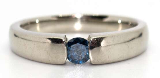 Ring mit blauem Brillant von ca. 0,20 ct., 925er Silber, RG 59, Innendurchmesser 18,8 mm - photo 1