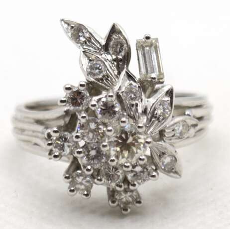 Brillant-Ring, 750er WG, mit 16 Brillanten und 1 Diamant im Baguette-Schliff, von zus. ca. 1,3 ct., 6,4 g, RG 59 - Foto 1