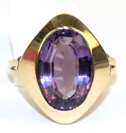 Ring, 585er GG, ca. 4,9 g, ovaler Amethyst ca. 1,3 x 0,9 cm, mit intensiver Farbe, RG 58, Innendurchmesser 18,4 mm - photo 1