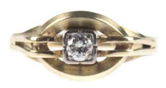 Brillantring, 585er GG, geteilte Ringschiene mit ovalem Ringkopf, zentral besetzt mit Brillantsolitär von 0,2 ct in eckiger Zargenfassung, RG 63 - photo 1