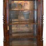 Biedermeier-Vitrine, Mahagoni, 3-seitig verglast, seitlich kannelierte und gedrechselte Vollsäulen, 3 Einlegeböden, Furnierschäden, Gebrauchspuren, 163x100x53 cm - photo 1