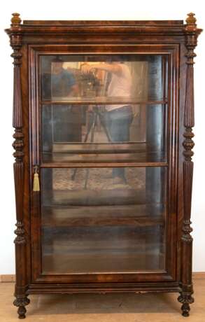 Biedermeier-Vitrine, Mahagoni, 3-seitig verglast, seitlich kannelierte und gedrechselte Vollsäulen, 3 Einlegeböden, Furnierschäden, Gebrauchspuren, 163x100x53 cm - Foto 1